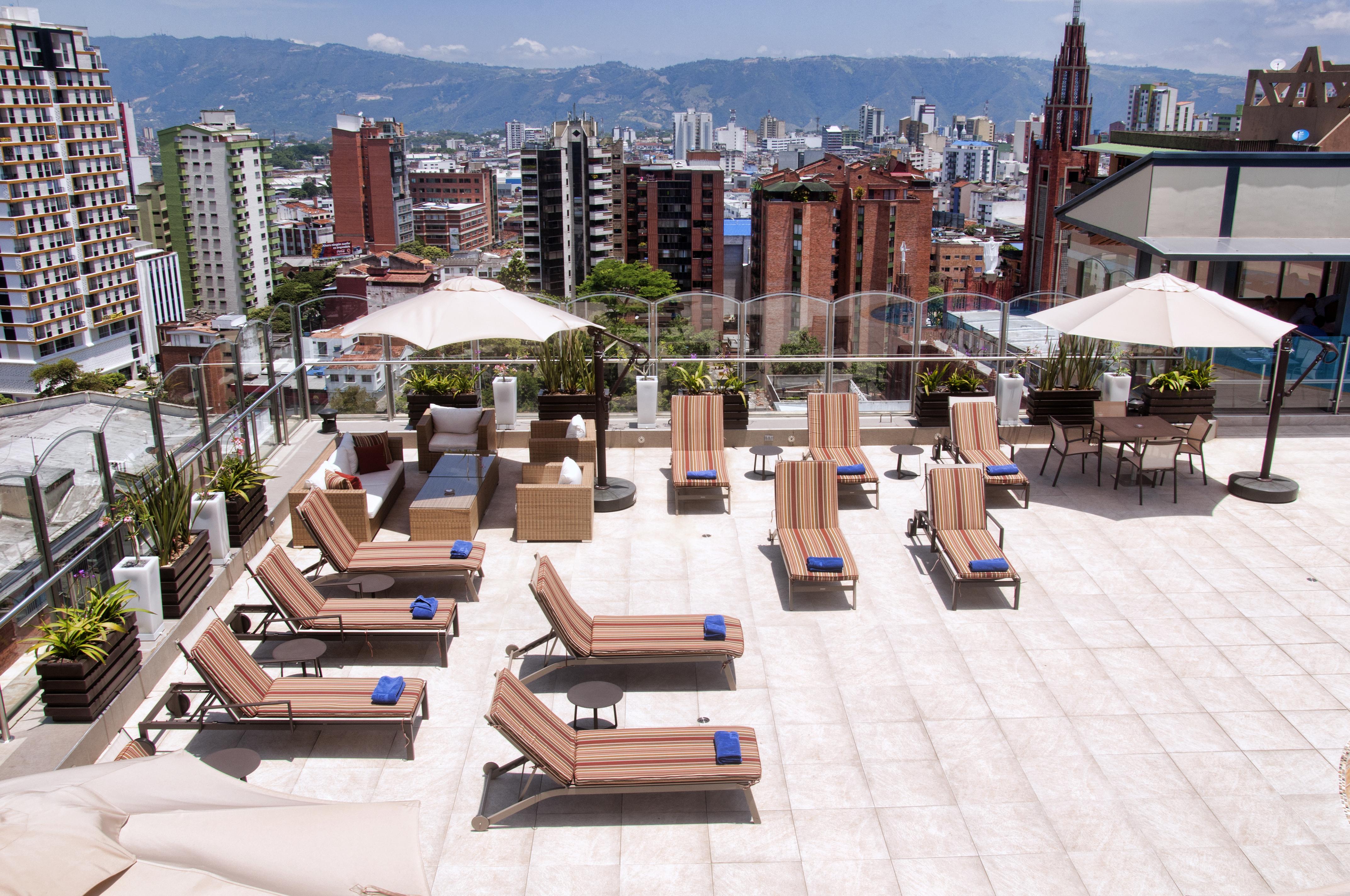Hotel Dann Carlton Bucaramanga Zewnętrze zdjęcie Rooftop pool at the Four Seasons Hotel Bogotá