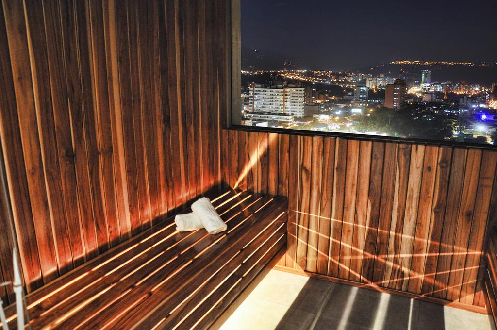 Hotel Dann Carlton Bucaramanga Zewnętrze zdjęcie A balcony in a hotel